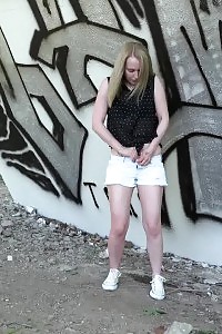 Blonde Showstopper Squats And Pisses Outside Near A Wall