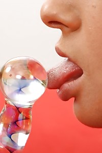 Delectable Babe Stretches Her Cunt With Her Fingers