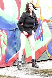 Magnificent Cutie Victoria Daniels Squats To Piss