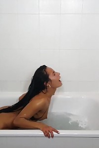 Lexi Dona Pics Herself In The Bathtub Soaping